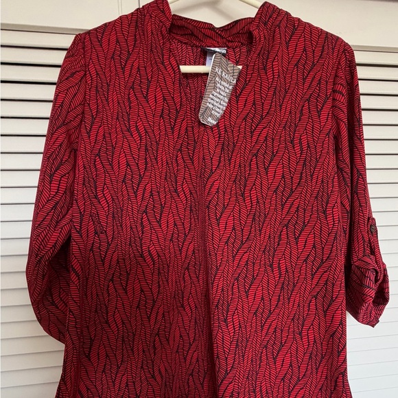 Manuhealii Red and Black Leaf Patterned Top - Picture 2 of 4